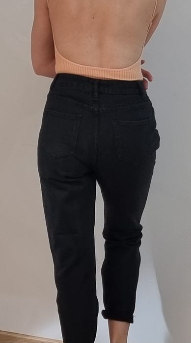 Dżinsy mom fit, czarne, Pretty Little Thing, rozmiar 8/36 z metki.