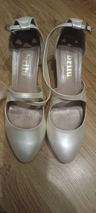 Czółenka ślubne perłowe 41