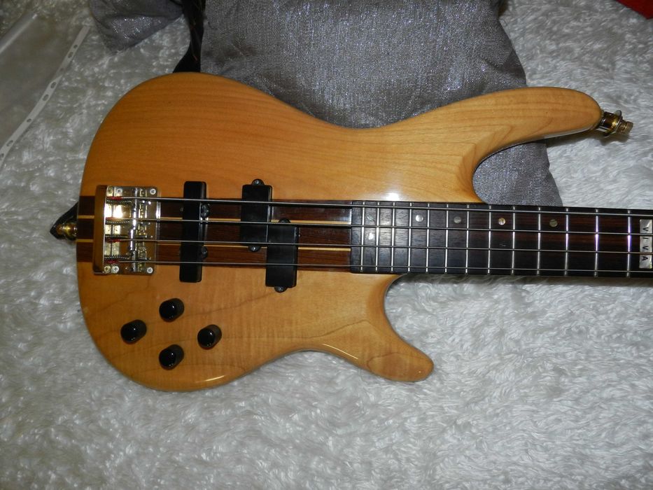 Gitara basowa aktywna Cort Artisan z futerałem