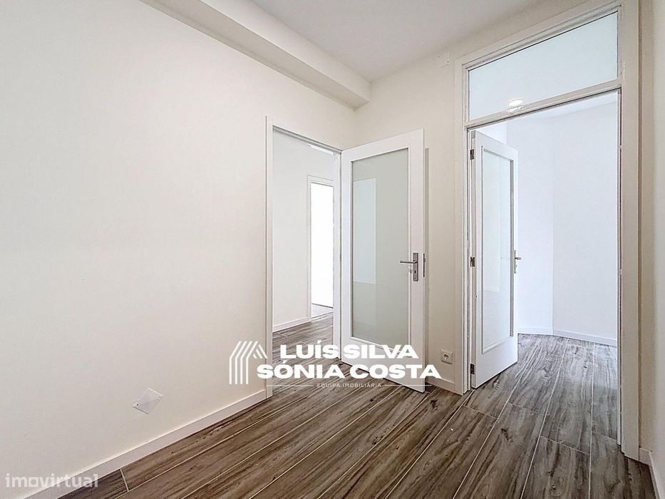 Apartamento T4 Totalmente Remodelado com 2 Varandas e Elevador –...