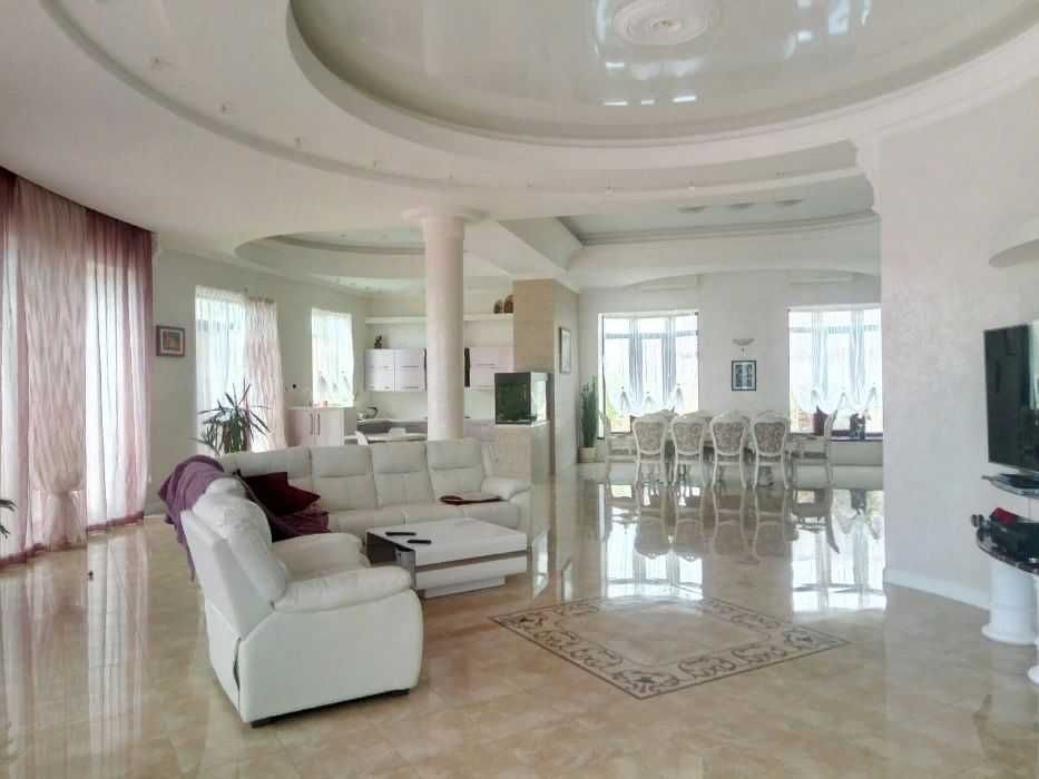 с апреля и на лето! Дом с бассейном Совиньон