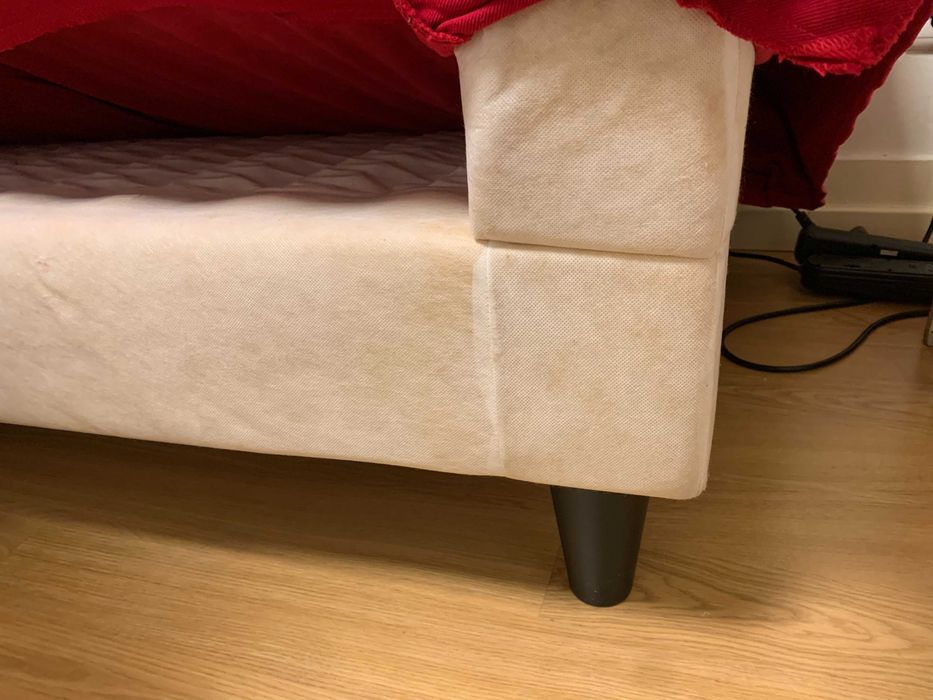 Sofá Ikea EKTORP com capa vermelha (removível)