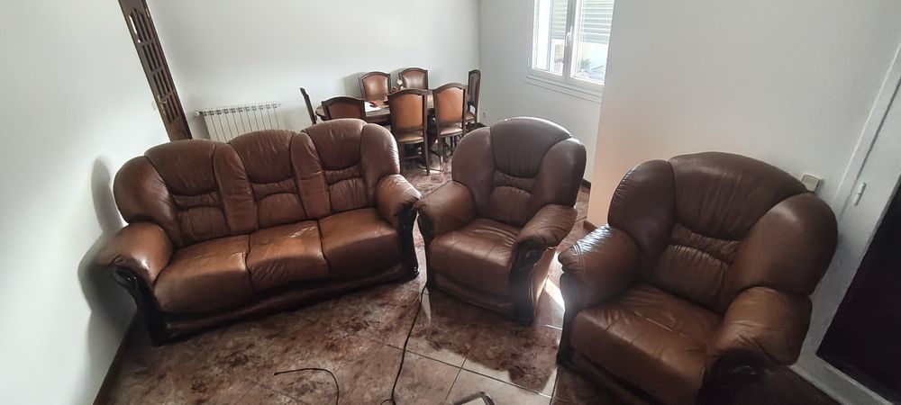 Mobília completa de sala - Sofás em pele, mesas e cadeiras em madeira