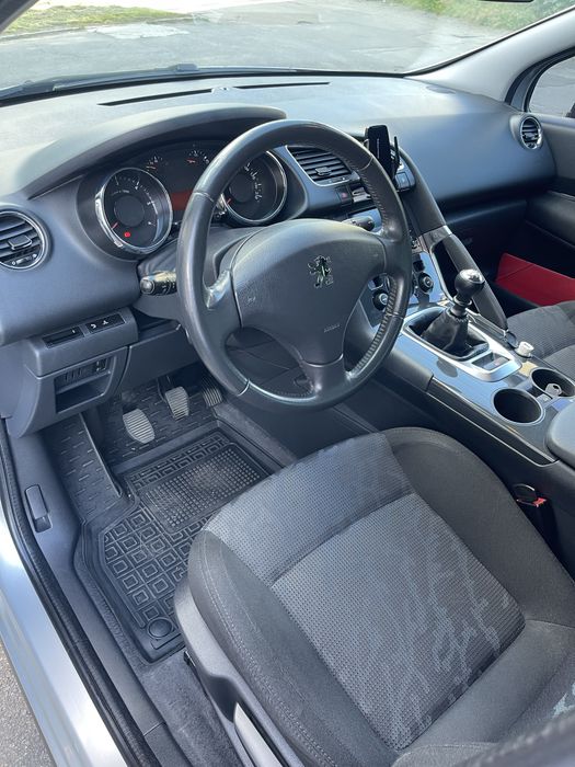 Автомобіль Пежо 3008