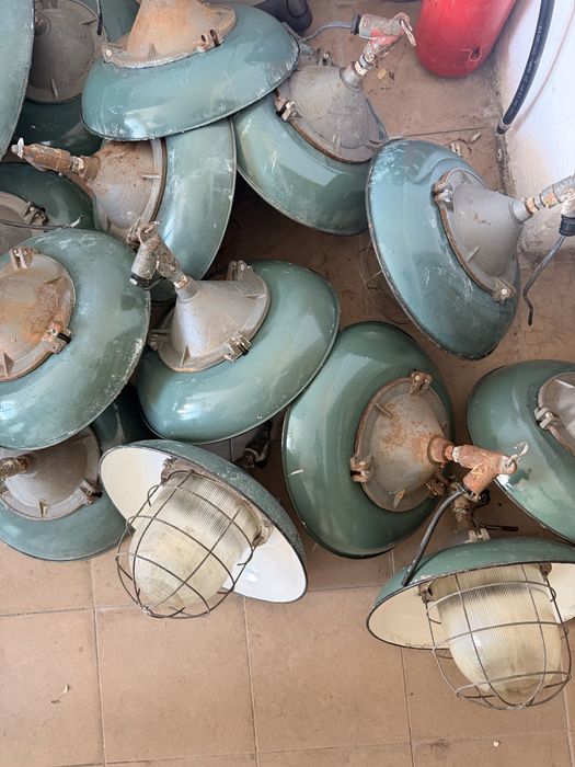 Lampy loftowe przemysłowe vintage lata 50. – 9 szt. z kloszami + 5 bez