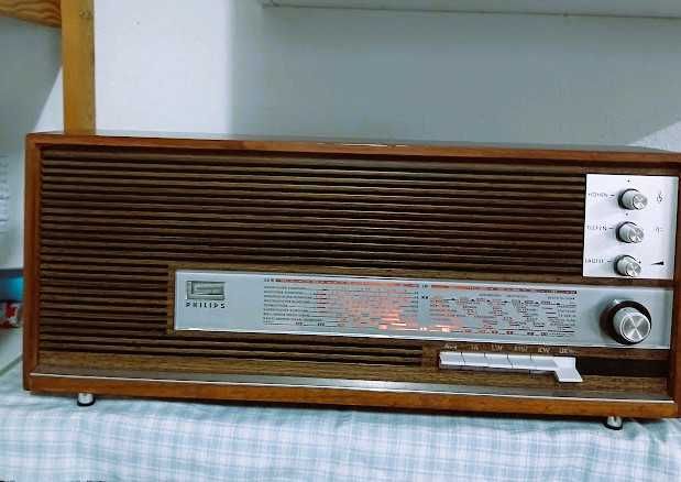Radio antigo Philips modelo Stela