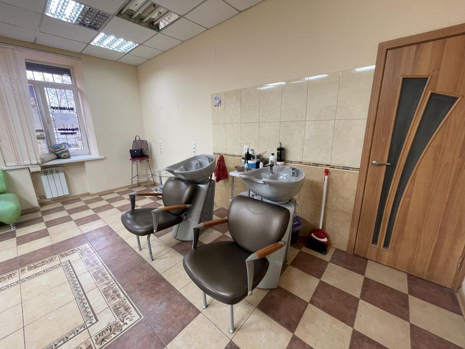 Продаж приміщення на вул. Чарівна - 75,5 кв.м., під салон/офіс