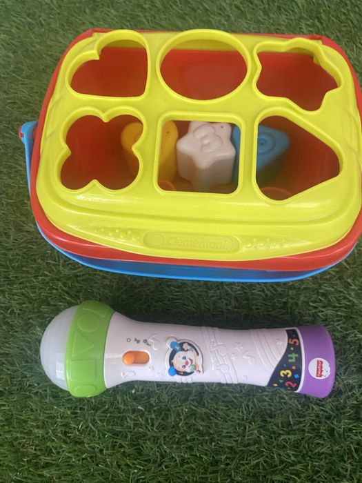 Microfone com gravação de voz Fisher Price e Form Sorter