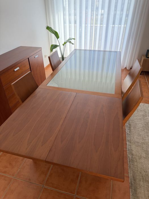 Mesa de Jantar Extensível + 4 Cadeiras