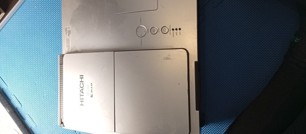 2 Projektory Hitachi ED-A111