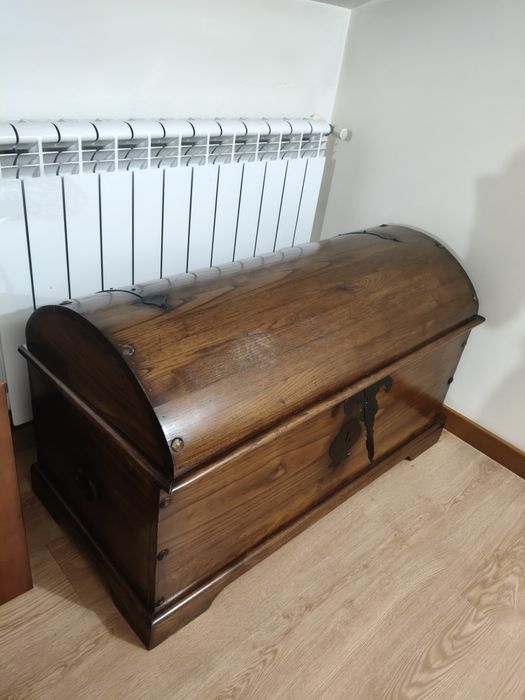 Baú de madeira para arrumação