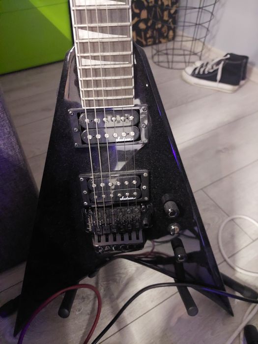 Gitara Jackson JS32 King V AH Black with White Bevels