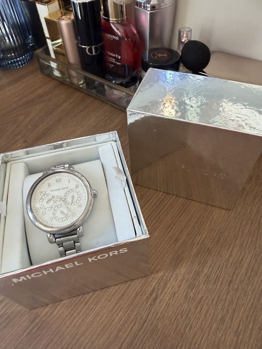 Жіночий годинник Michael Kors сріблястий з білим циферблатом