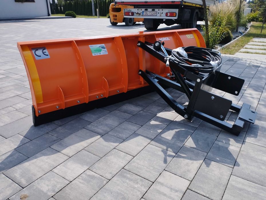 Spych do Śniegu Pług z Mocowaniem do Ciągnika MF 255 Hydraulika