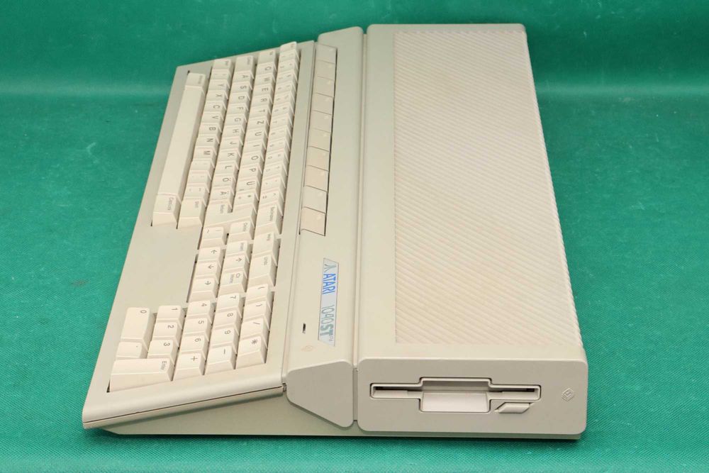 Zabytek sprzed lat komputer ATARI 1040ST