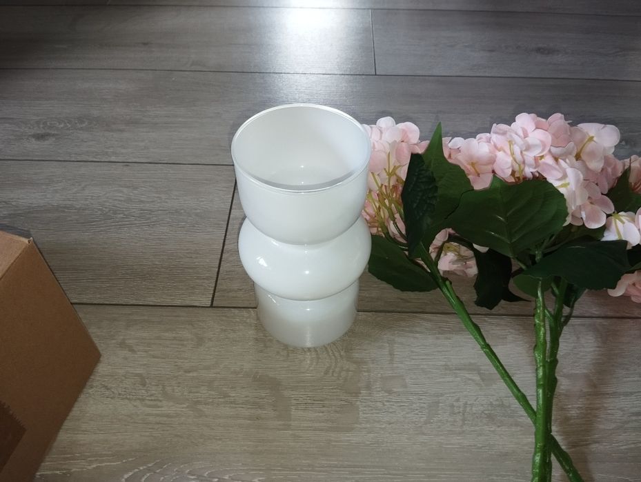 Sztuczne kwiaty w wazonie