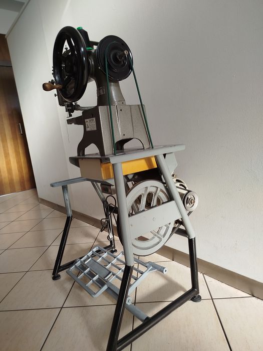 Máquina de cozer em bom estado ; concertos de calçado