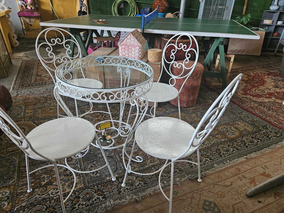 Conjunto de jardim com mesa em ferro tampo em vidro e quatro cadeiras