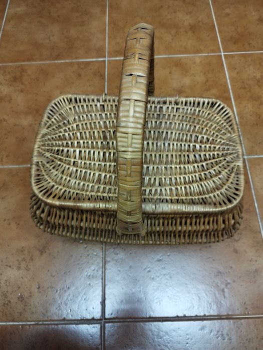 Wicker Basket with Lid, Varnished