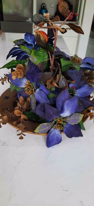 Arranjo artificial flores e frutos azuis