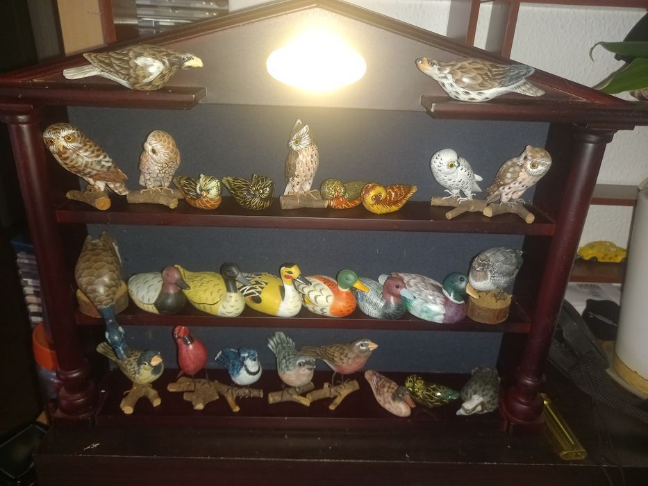 Estante com 27 miniaturas de aves