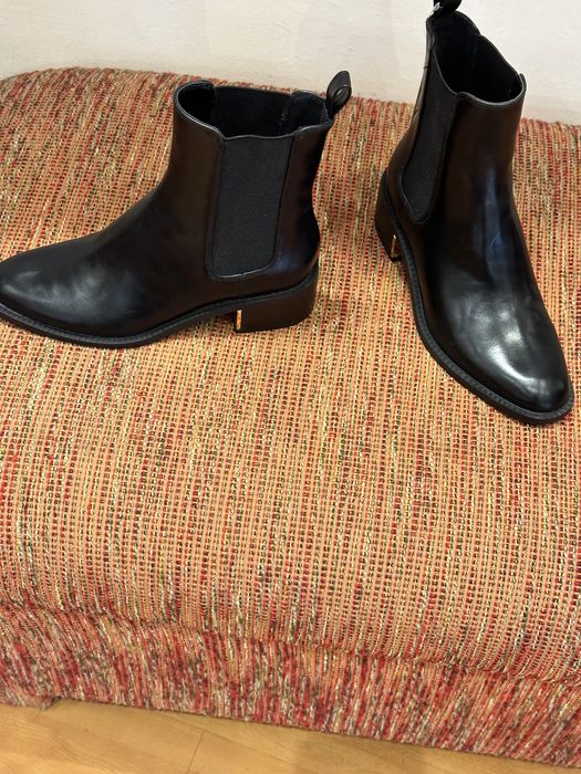 Botins em pele preta.