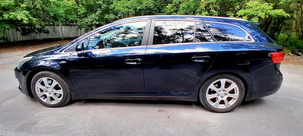 Тайота Авенсіс 2012