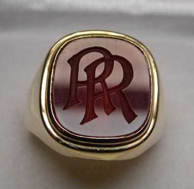Złoty sygnet karneol monogram RR inicjały.