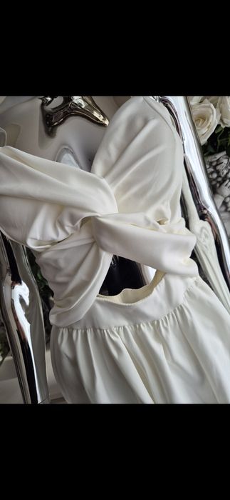 Sukienka midi na ramiączkach