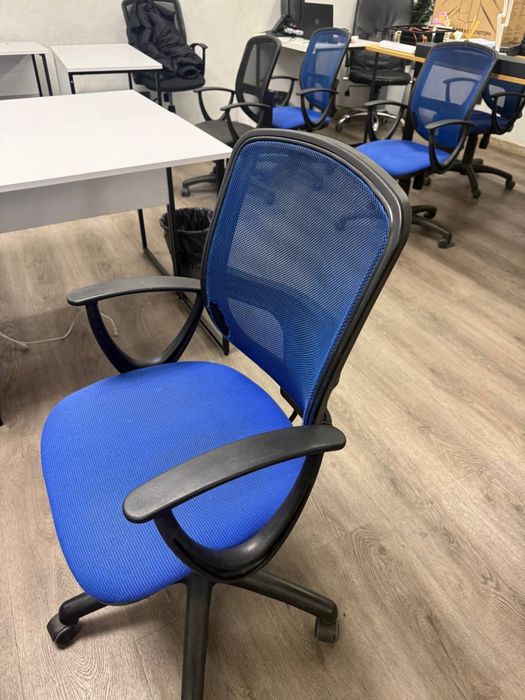 Продам офисную мебель: диваны, кресла, столы, стеллажи