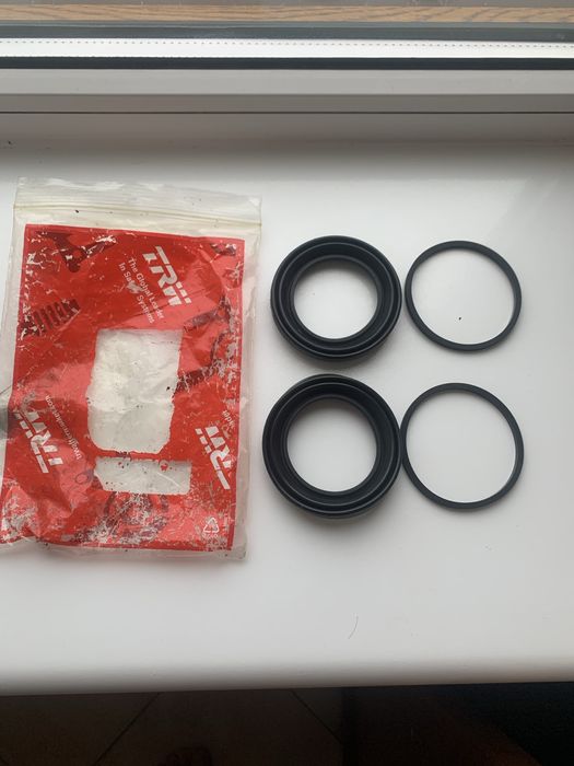 Продам пильники гальмівного циліндра на Тойоту Короллу 1.4 дизель.