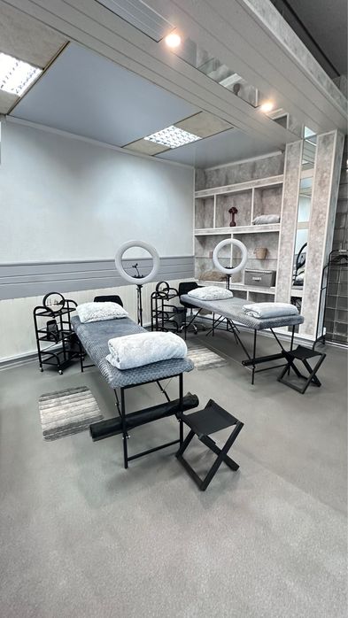 Оренда кушетки та візажного дзеркала