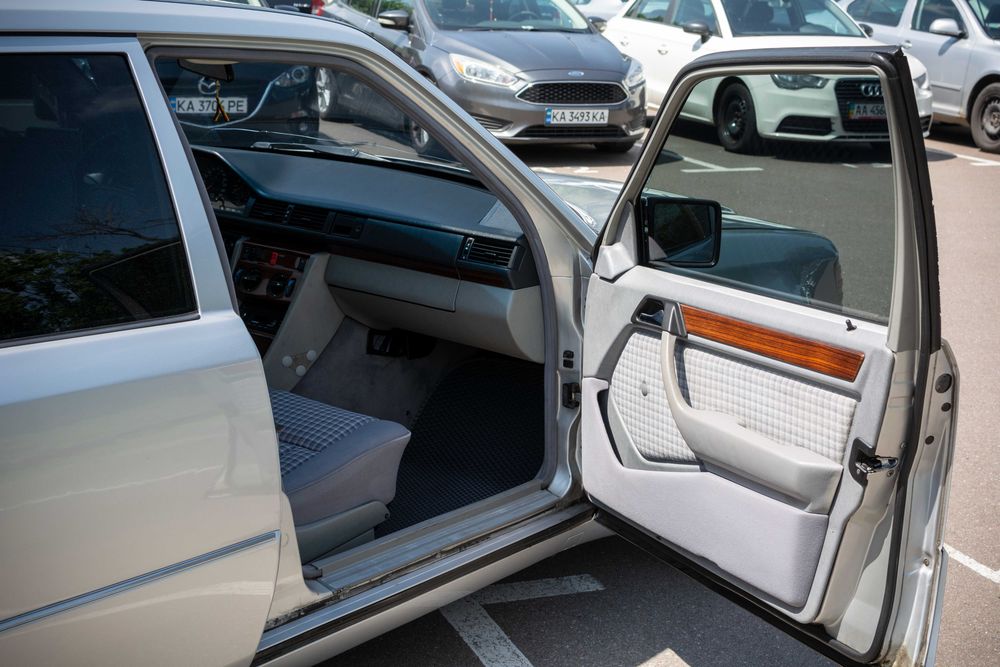 Mercedes-Benz E-Class 1993