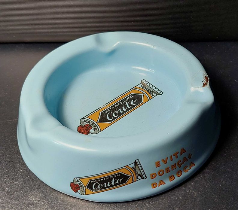 Cinzeiro antigo em esmalte da Pasta Medicinal Couto