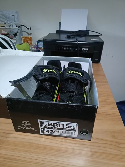 Capacete ciclismo e sapatos