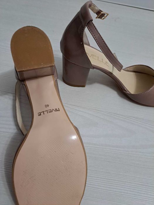 Туфлі   - босоніжки.