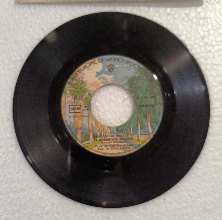 The Doobie Brothers It Keeps You Runnin' Disco Vinil Single 7" 45 RPM