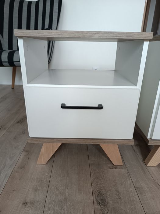 Szafka nocna z płyty laminowanej.