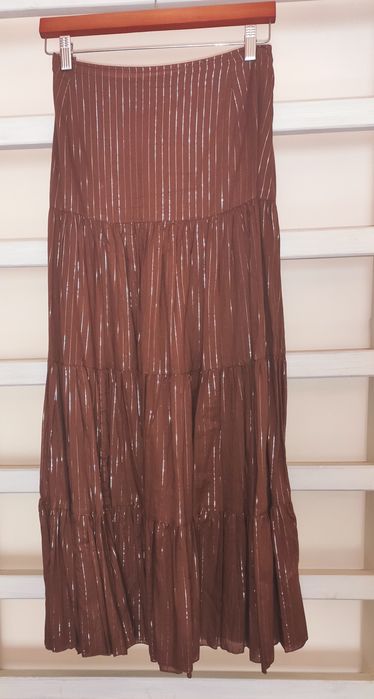 Saia comprida castanha com linha prateada