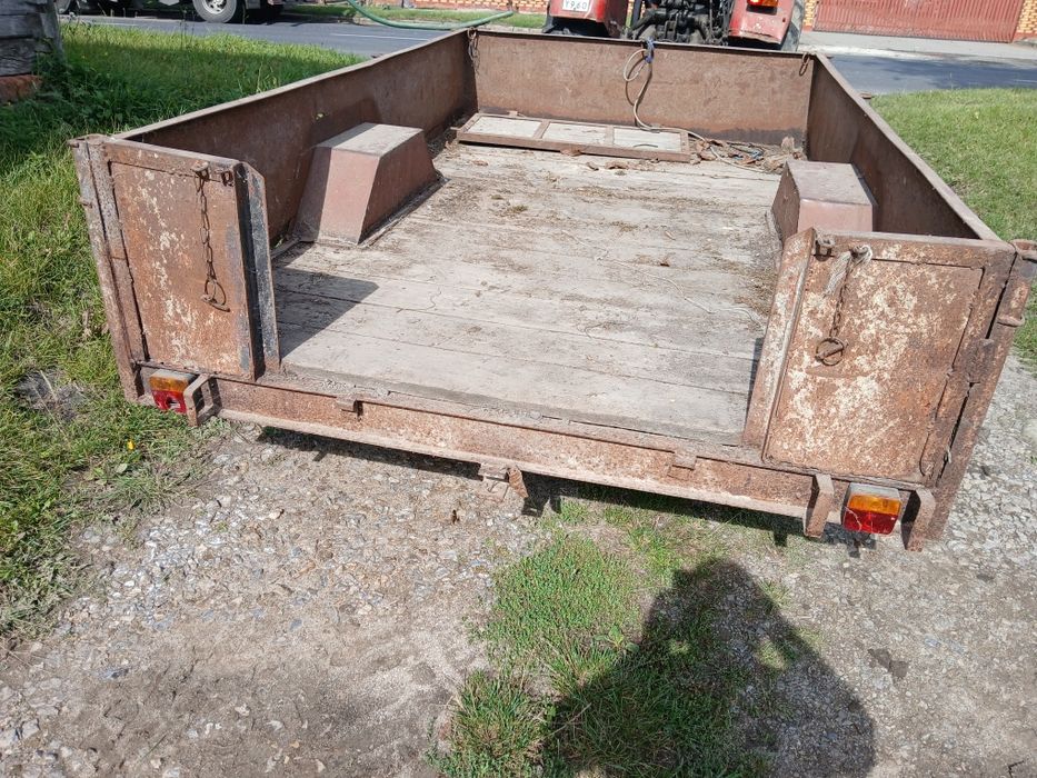 Przyczepa jednoosiowa do przewozu zwierząt