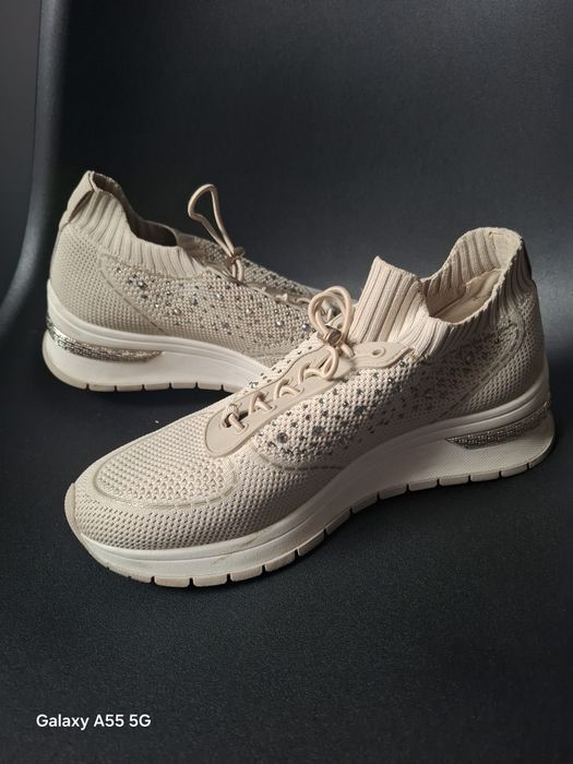 Buty sportowe na lekkiej koturnie