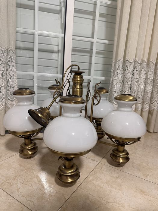 Candeeiro de Teto Vintage de 5 Luzes com Globos em Vidro Branco – Excelente Estado