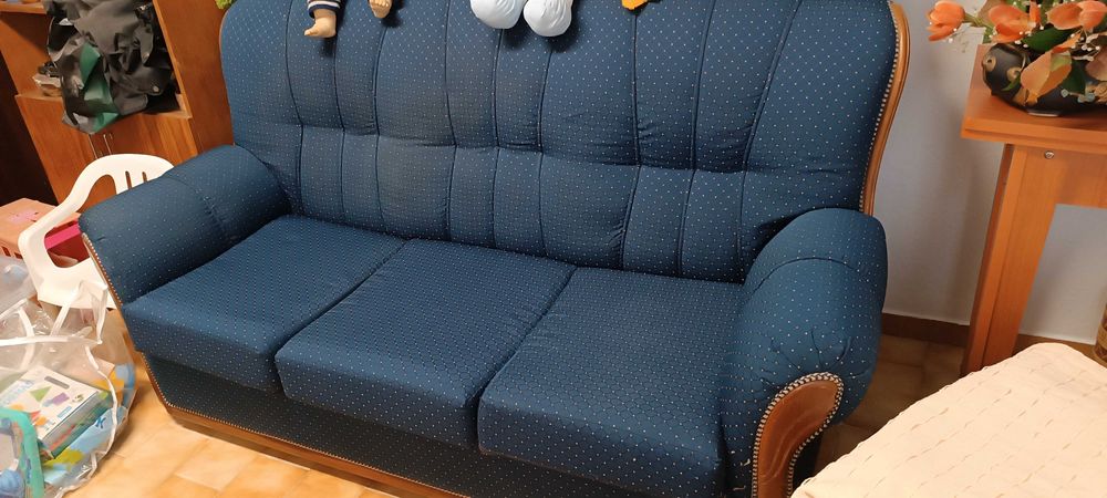 Sofá-cama em tecido azul
