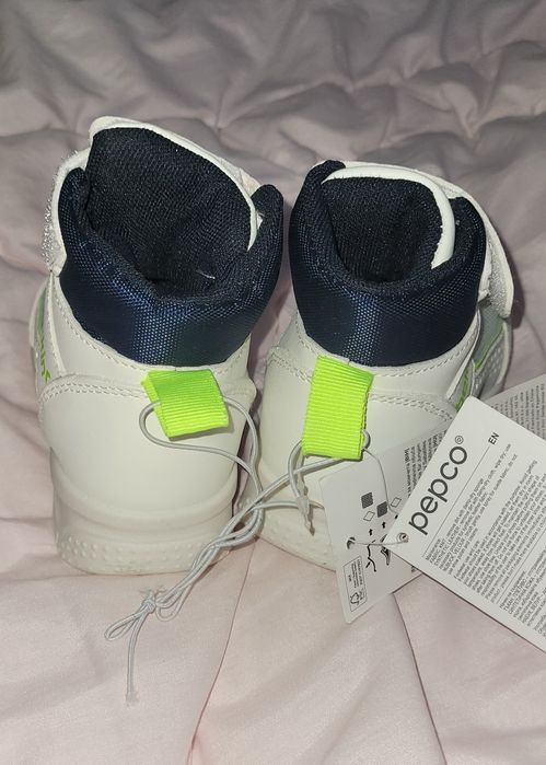 Кроссовки высокие р.22