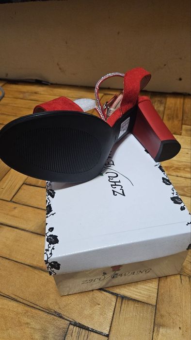 Нові червоні босоніжки на підборах