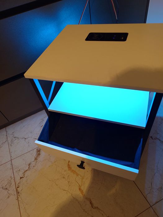 Stolik boczny biało czarny podswietlany