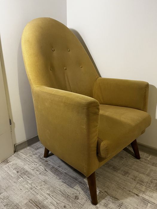 Stylowy fotel w kolorze musztardowym