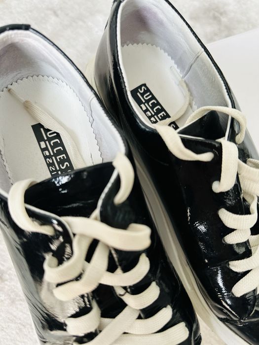 Кросівки лакові 36