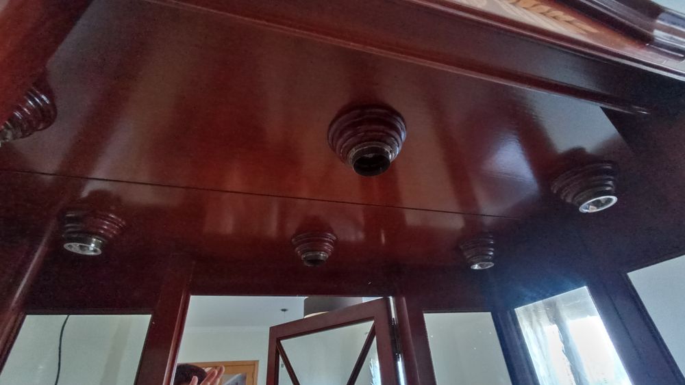 Louceiro / Vitrine Clássica com Iluminação Interior e Marchetaria