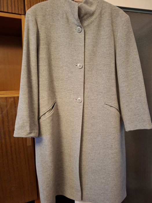 Elegancki, wełniany płaszcz w jasnej szarości.